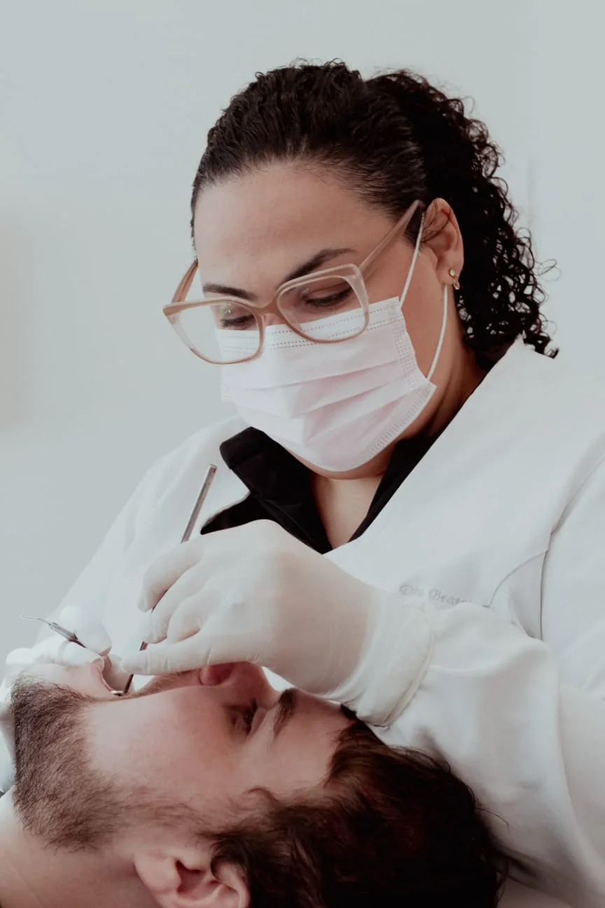 Dra. Beatriz Venço durante atendimento odontológico
